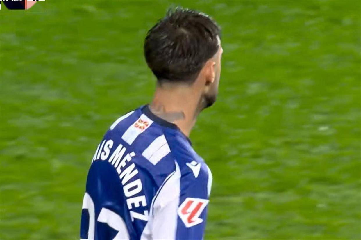 终结11连胜!西甲爆冷门:巴萨1-2皇家社会,皇马机遇来了:落后1分